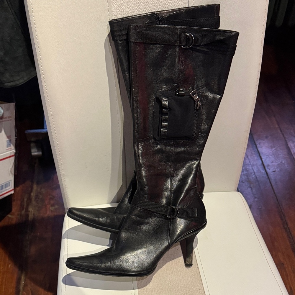 Elegant Black Heeled Boots with Pocket Detail